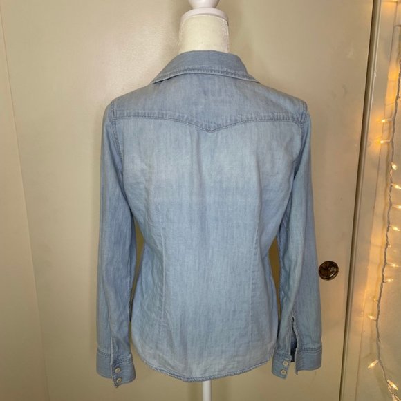 Gap 1969 jean shirt size XS. 100% cotton button down with front pockets - Picture 2 of 5